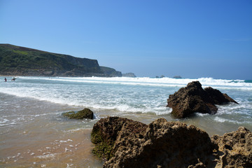 costa rocosa en la playa de Usgo, Cantabria