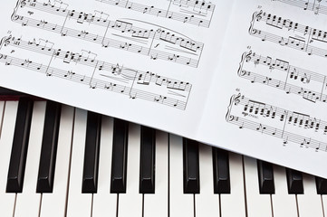 Notenheft und Klaviertasten