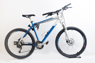 Fototapeta na wymiar Blue mountain bike isolated on a white background