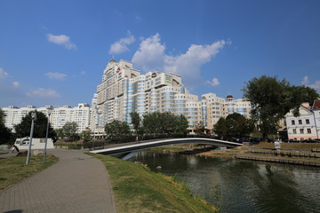 Obraz premium Residential white apartment house on the banks of the narrow river