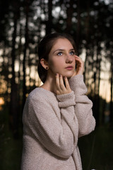 Девушка на закате задумчивая