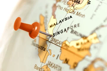 Foto auf Acrylglas Standort Singapur. Roter Stift auf der Karte. © Zerophoto