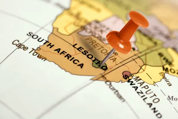 Poster Standort Lesotho. Roter Stift auf der Karte. © Zerophoto