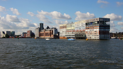 moderne Bürogebäude in Amsterdams Hafen