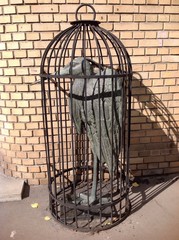 скульптура цапля в клетке