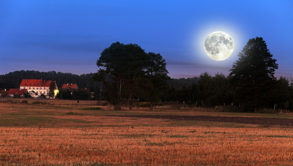 Pełnia księżyca nad polami Biadacza.