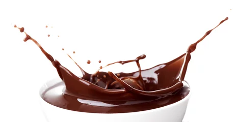 Foto auf Acrylglas Schokolade Spritzer heißer Schokolade in der Tasse isoliert auf weiss