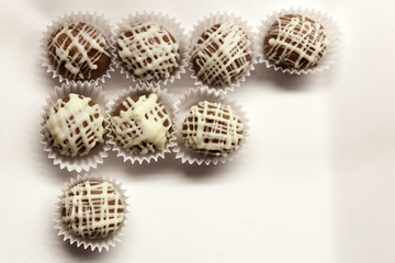 Obraz na płótnie Canvas Delicious chocolate candies on plate close up