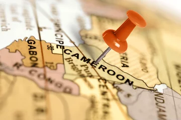 Foto auf Acrylglas Afrika Standort Kamerun. Roter Stift auf der Karte.