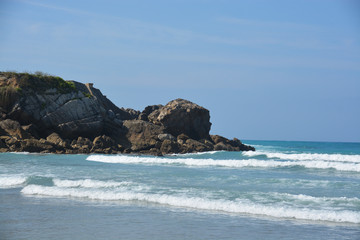 Fototapeta na wymiar acantilado en la playa de Usgo, Cantabria