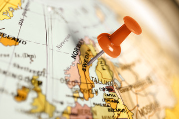 Lokalizacja Szwecja. Czerwona szpilka na mapie. - 90206387