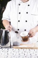 Putting grind cofffe into filter cup