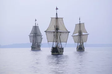Papier Peint photo Lavable Navire Le Susan Constant, Godspeed et Discovery, recréations des trois navires qui ont amené les colons anglais en Virginie en 1607, battant les drapeaux anglais et Union Jack et naviguant sur la James River le 12 mai 2007, dans le cadre du programme du 400e ann