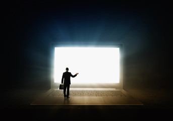 Obraz premium Man standing on big laptop