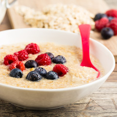 Porridge mit Beeren