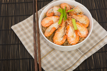 baked vermicelli with shrimp in wood dish
