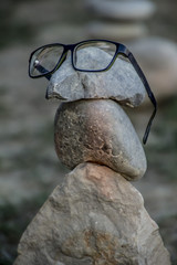 Brille auf ausbalancierten Steinen