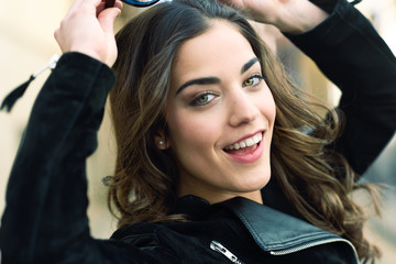 Naklejka premium Woman in urban background wearing casual clothes