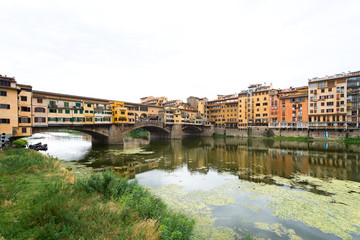 Obraz premium Florence, view of the Arno River with the old bridge (ponte vecc