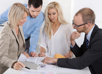 Fototapeta premium Geschäftsleute im Büro. Männer und Frauen in einer Besprechung analysieren und planen.