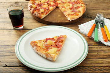 pizza hawaii fetta su piatto  sfondo tavolo legno rustico