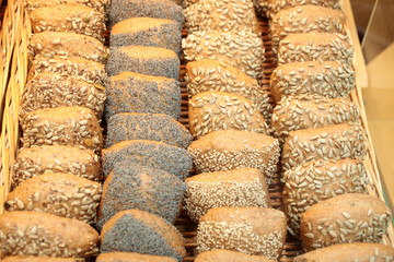 Verschiedene Brötchen in einem Korb