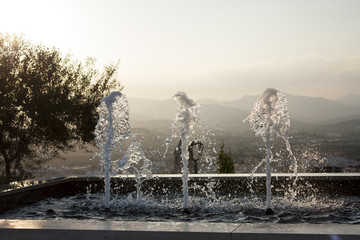 fuente con tres chorros de agua y paisaje al fondo