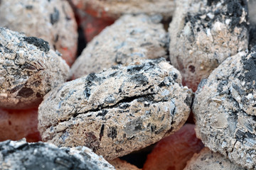 Grillieren - Briketts mit Glut  / Makro
