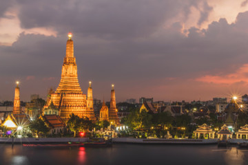 Fototapeta premium Rozmyte zdjęcie Wat Arun lub świątyni świtu o zmierzchu w Bangkoku, Tajlandia, Rozmyte abstrakcyjne tło.