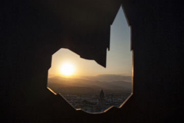 Vista de una iglesia desde ventana con forma de iglesia