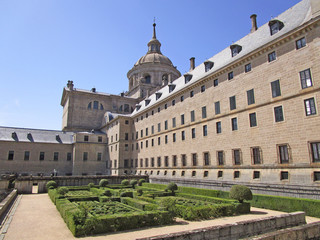 Fototapeta na wymiar San Lorenzo del Escorial monastery