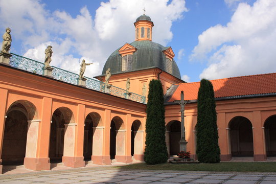 Sanktuarium Maryjne w Świętej Lipce na Mazurach - dziedziniec świątyni.