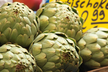 Fototapeta premium Artischocken am Stand einer Markthalle