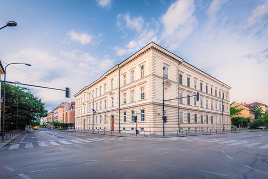 Verwaltungsgeb&auml;ude und Stra&szlig;enkreuzung in Ljubljana