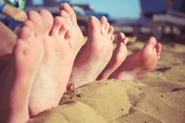 Naklejka premium Junge Familie am Strand 