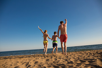 Junge Familie am Strand 