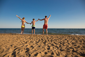 Junge Familie am Strand 