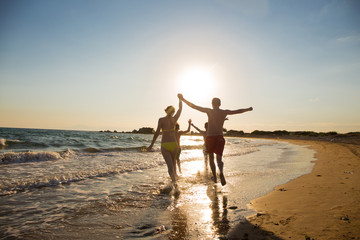 Junge Familie am Strand 