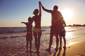 Junge Familie am Strand 