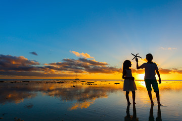 Fototapeta premium Kids at sunset