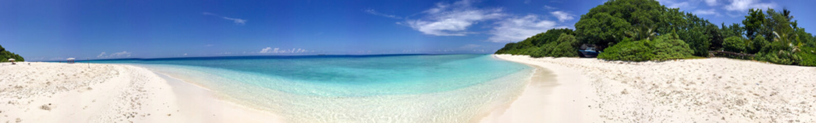 Fototapeta na wymiar Beautiful panoramic view of Rasdhoo Island, Maldives