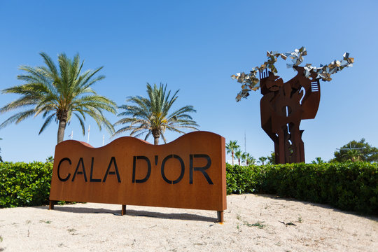 Stella at the entrance to the Cala D'or city