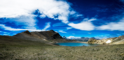 Fototapeta na wymiar Panorama of nlue lake of high mountains