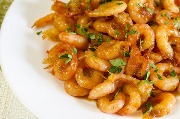 GRILLED HONEY GARLIC SHRIMP AT PLATE ON WOODEN TABLE