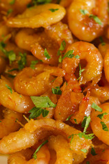 GRILLED HONEY GARLIC SHRIMP AT PLATE ON WOODEN TABLE