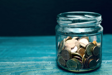 Kleingeld in einem Glas - Münzen und Ersparnisse