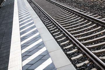 Fototapeta premium An der Bahnsteigkante