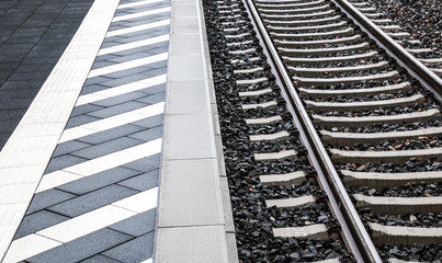 An der Bahnsteigkante