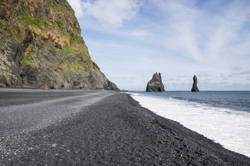 Spiaggia di Vik e faraglioni basaltici, Islanda 