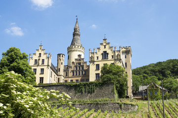 Fototapeta na wymiar Schloss Arenfels bei Bad Hönningen am Rhein, Deutschland